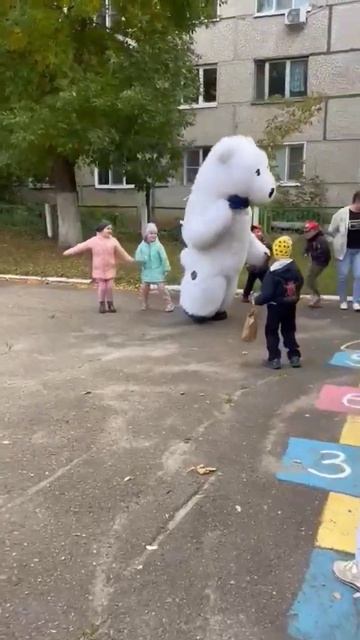 БОЛЬШОЙ БЕЛЫЙ МИШКА ПОЗДРАВЛЕНИЕ СЮРПРИЗ смотреть онлайн