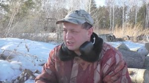 начал колоть дрова. Весна в деревне Окунево.