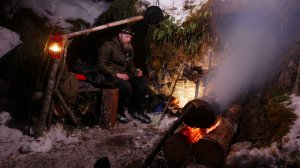Походная кухня .Ночь у скалы возле нодьи. Карелия.