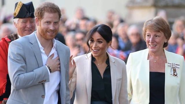Meghan Markle chose coat by Armani and skirt by Hugo Boss for her first official visit смотреть онлайн