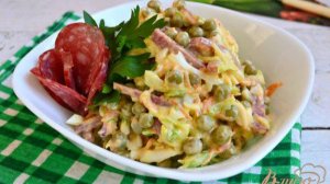 Салат из капусты с горошком и копченой колбасой