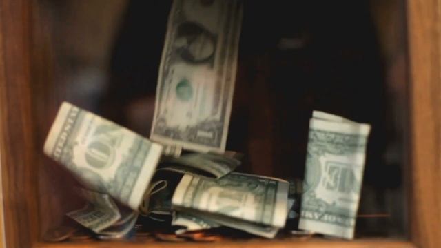 Официанты издеваются над парнем за то, что он заплатил мелочью. Но он смеётся последним. смотреть онлайн