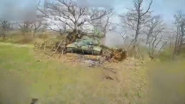 Уничтожение танка Т-72 65 омбр Всу с применением FPV-дрона в районе н.п. Новопавловка 💥🇷🇺👊