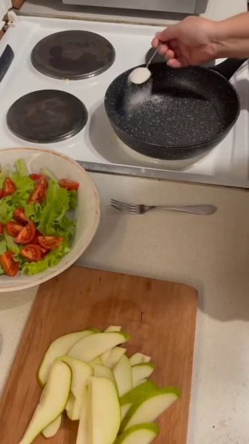 Зелёный салат с карамелизированной грушей смотреть онлайн