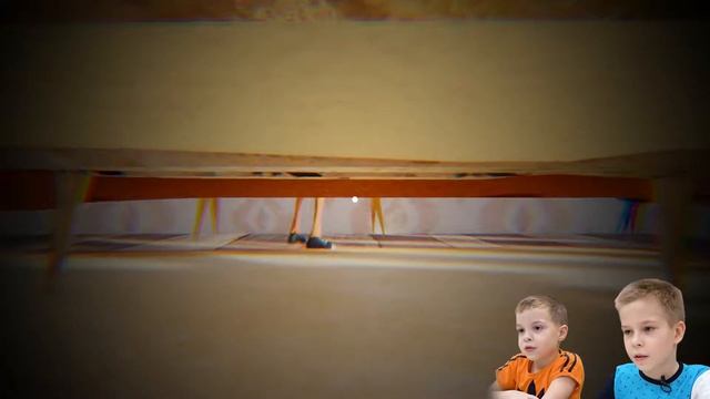 Спрятались под кроватью в привет сосед !