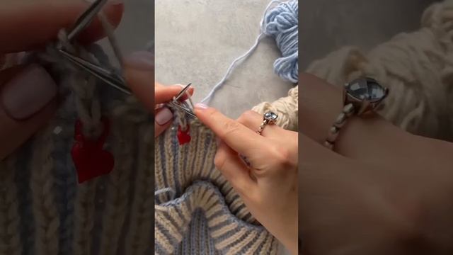 Двухцветная английская резинка спицами по кругу.