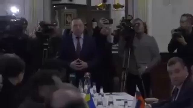 Sdang ka Jingiakren hapdeng ka Ukraine& ka Russia. To ngin duwai ba kan wanrah ia ka jingsuk! смотреть онлайн