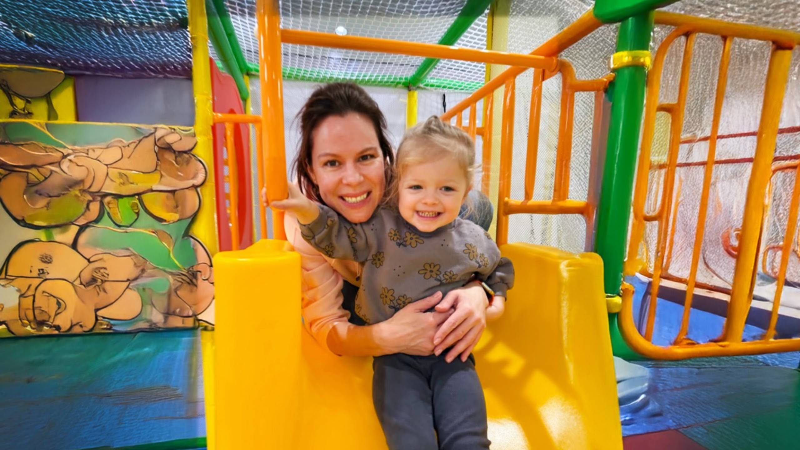 Анна Мария на Новой Детской Площадке JoyLand Club! Прыжки, шарики, горки, батуты и много смеха! смотреть онлайн