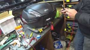 73. BMW C 650 GT. В итоге кофр подключили не так. Часть 1.