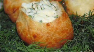 Профитроли с яичной начинкой и зеленью