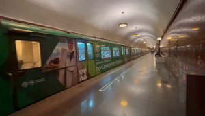 Опять смешали?Тематический поезд «Посети Кавказ», сцепленный с обычным «Русичем»,на Электрозаводско