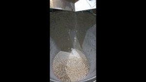 Вальцевая зернодавилка, зерноплющилка.