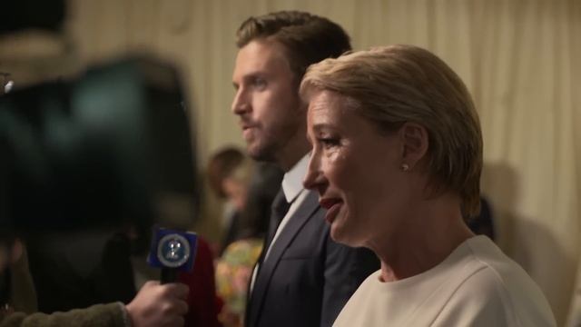 BEAUTY AND THE BEAST UK Premiere смотреть онлайн