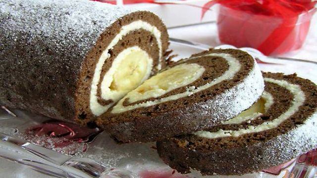 Шоколадный рулет с творожной начинкой и бананом