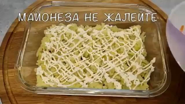 Салат с курицей, грибами, грецкими орехами и яйцом.