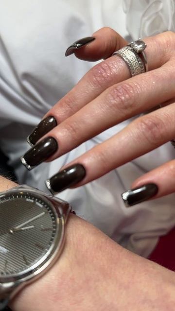 Золотая поталь – модный тренд маникюра, ставший альтернативой блесткам.