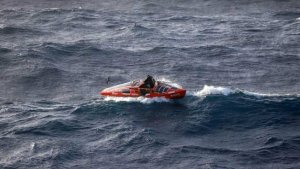 Конюхов вынужденно завершил переход через два океана из-за поломки лодки