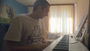 Играю на синтезаторе