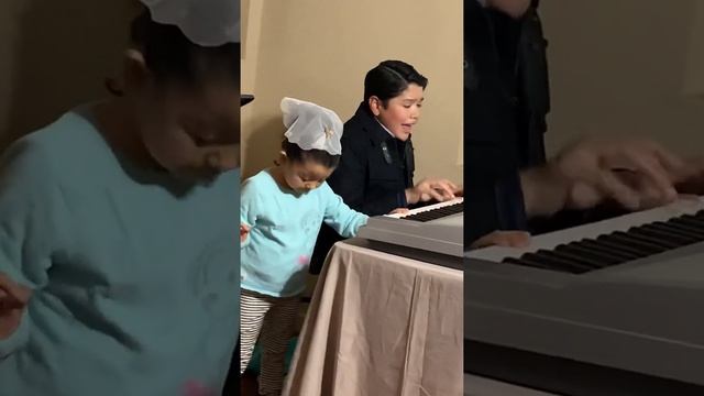 Allex Infante Poderoso Dios featuring Sadie J. Infante, Ellie Romero and choir смотреть онлайн