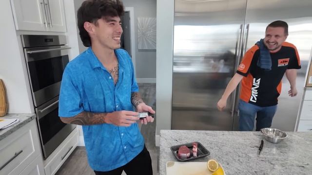 $20 Cooking Challenge | Who Wins? смотреть онлайн