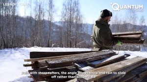 Человек строит хижину с заброшенными платформами в центре леса