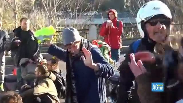 Roma: nuovo blocco di Ultima generazione sulla Salaria, l’automobilista schiaffeggia l’attivista смотреть онлайн