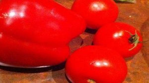 Салат из овощей с копченым лососем