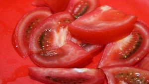 Салат из помидоров с маринованным луком