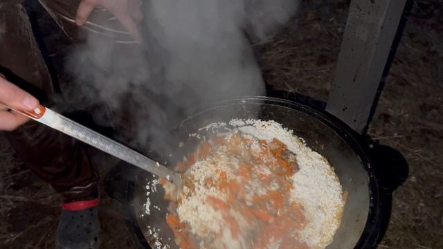 Приготовление плова в казане печка которая покупается вместе с казаном.