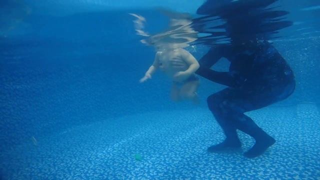 Роберт ныряет.  Третий раз в бассейне. 1 год и 10 месяцев. смотреть онлайн