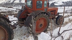 Трактор Т-40 застрял на снегу. Его буксирует другой  Т-40. Сила трактора