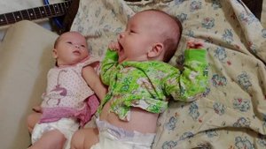 Карапузы-малыши проснулись . Двойняшки 2 месяца