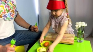 Ева и папа играют в ресторан. Смешное видео для детей от Mini Eva