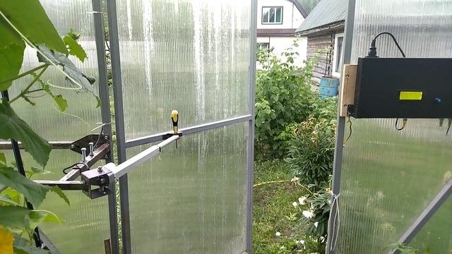 Демонстрация закрытия двери в теплице