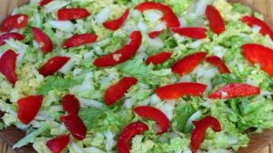 Салат из пекинской капусты с помидорами и моцареллой