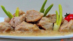Свинина тушёная с луком