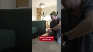 Красивый зеленый диван на металлическом основании