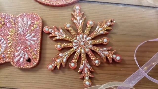 Подвески на елку в розово-золотом смотреть онлайн