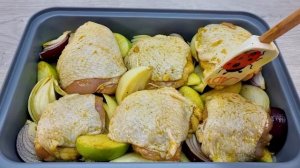 Куриные бедра, запеченые в духовке с яблоками, и салат_