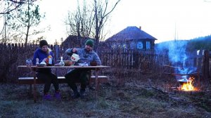 ЖИЗНЬ В УРАЛЬСКОЙ ГЛУБИНКЕ ｜ РЫБАЛКА ｜ УБОРКА И СУП С КРАПИВОЙ НА КОСТРЕ