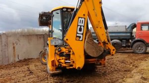 JCB  3 CX. Загрузка самосвала землей.