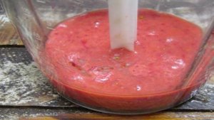 Мороженое с бананом и клубникой