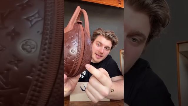 Шоколадное пасхальное яйцо Louis Vuitton. Весит килограмм, а внутри находится сюрприз. Когда красить