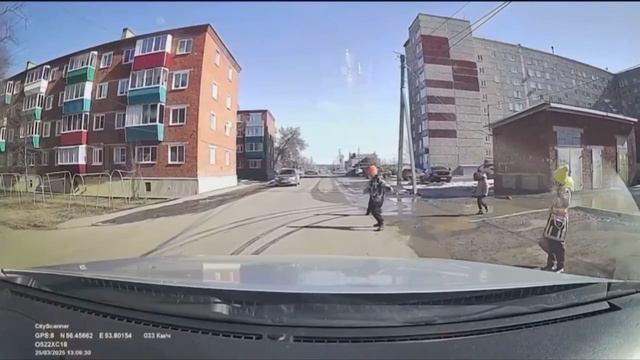 Научите детей вести себя правильно на дороге!