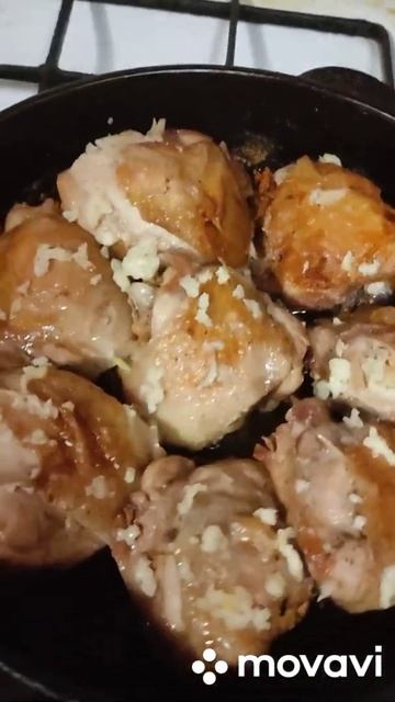 Жарю курицу в сковороде. #курица #курицавсковороде#курочка