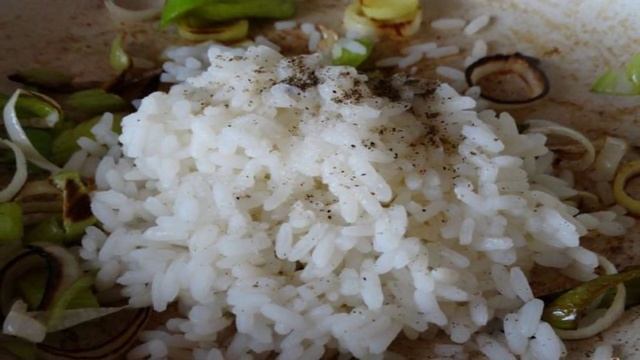 Минтай запеченный под рисом и сыром