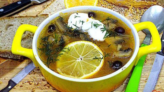 Солянка грибная со свежей и квашеной капустой