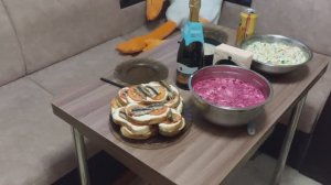 Бутерброды и тазики салата