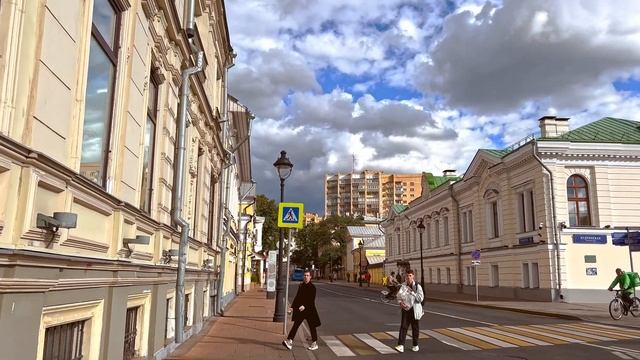 ☁️✨ Вдохновение осени в сердце Москвы: Баррикадная и Большая Никитская улицы! 🍂🏙️