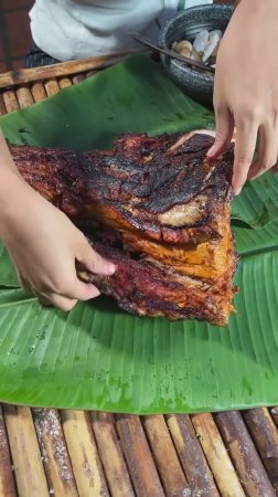 Деревенский шеф-повар готовит свинину и морские моллюски по вкусным рецептам
